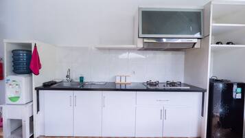 Comfort Villa, Patio, Courtyard View | Private kitchen