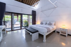 Comfort villa, patio, uitzicht op binnenplaats | Kamervoorziening