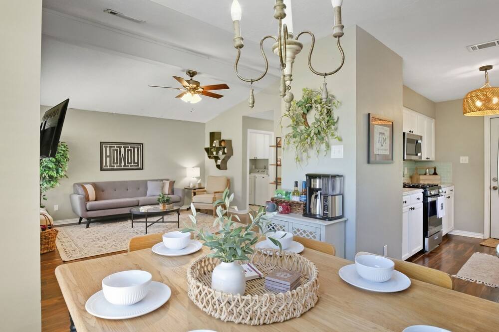 Howdy Hang Out - Cozy, Cute And Comfortable House! 2 Bedroom Home - Bryan, TX