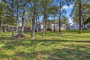 House, 2 Bedrooms | Property grounds - Howdy Hang Out - Cozy, Cute And Comfortable House! 2 Bedroom Home (Bryan)