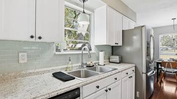 House, 2 Bedrooms | Private kitchen | Fridge, oven, coffee/tea maker, toaster