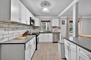 Private kitchen - Charming East Atlanta Oasis Meets City Vibe 2 Bedroom Home (Atlanta)