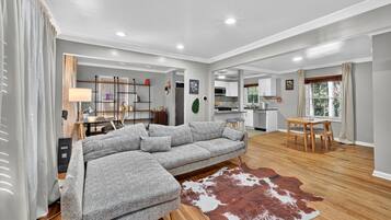 Casa, 2 habitaciones | Área de sala de estar | Smart TV y servicios de streaming