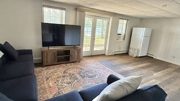 House, 4 Bedrooms | Living area | Smart TV