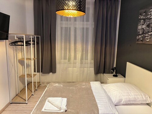 Modern eingerichtete 3 Zimmer Wohnung Blick auf den Park Balkon und Aufzug