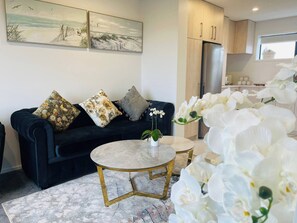 Room, 1 Bedroom, Smoking | Living area