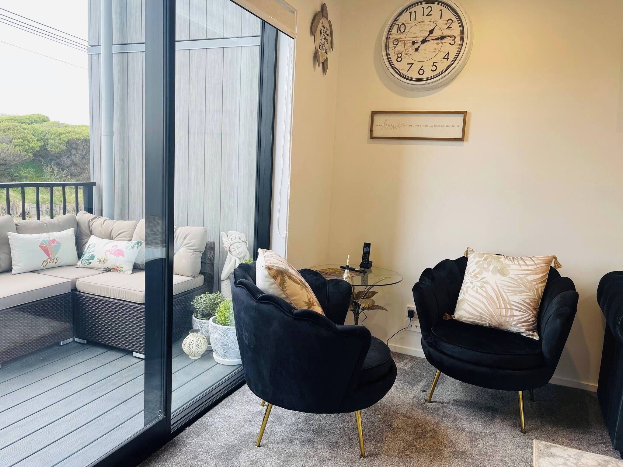 Room, 1 Bedroom, Smoking | Living area