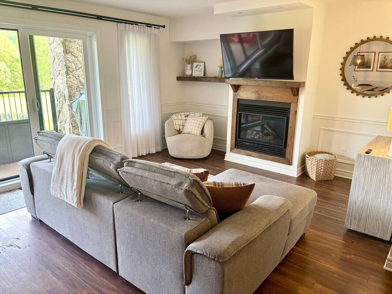 TV, fireplace
