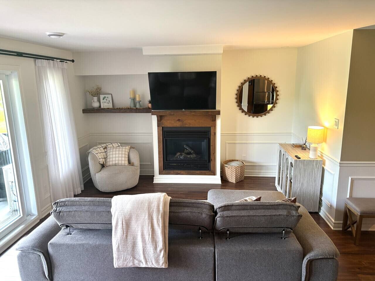 TV, fireplace