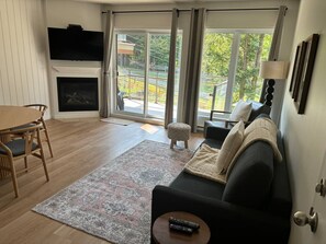 TV, fireplace - Condo ski in/out sur la montagne (Bromont)