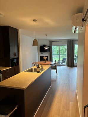 Fridge, microwave, oven, stovetop - Condo ski in/out sur la montagne (Bromont)