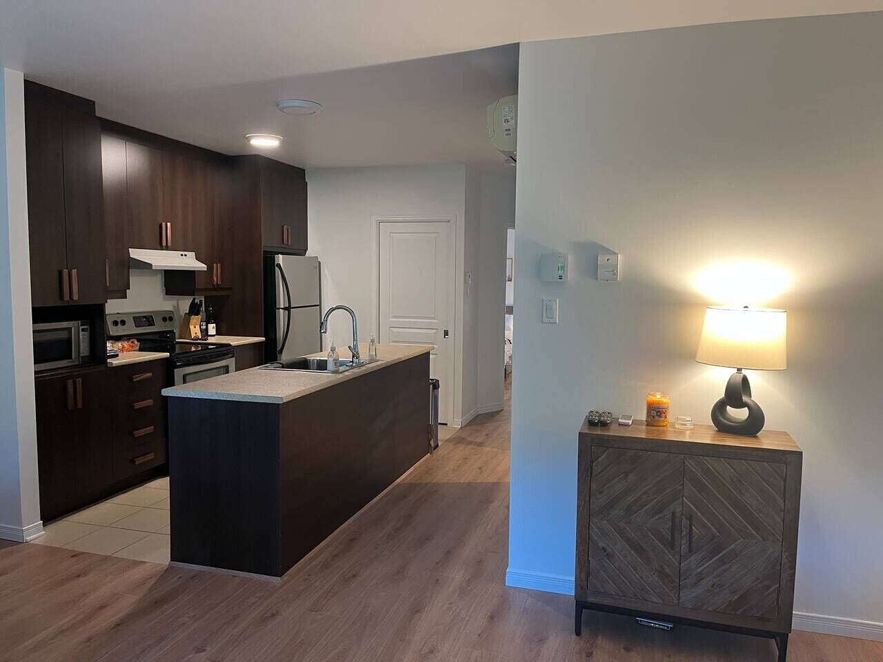 Geladeira, micro-ondas, fogão, cooktop