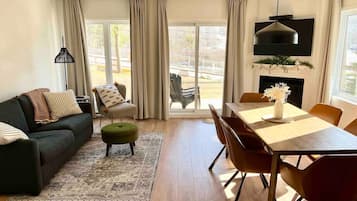 Televisie en een open haard