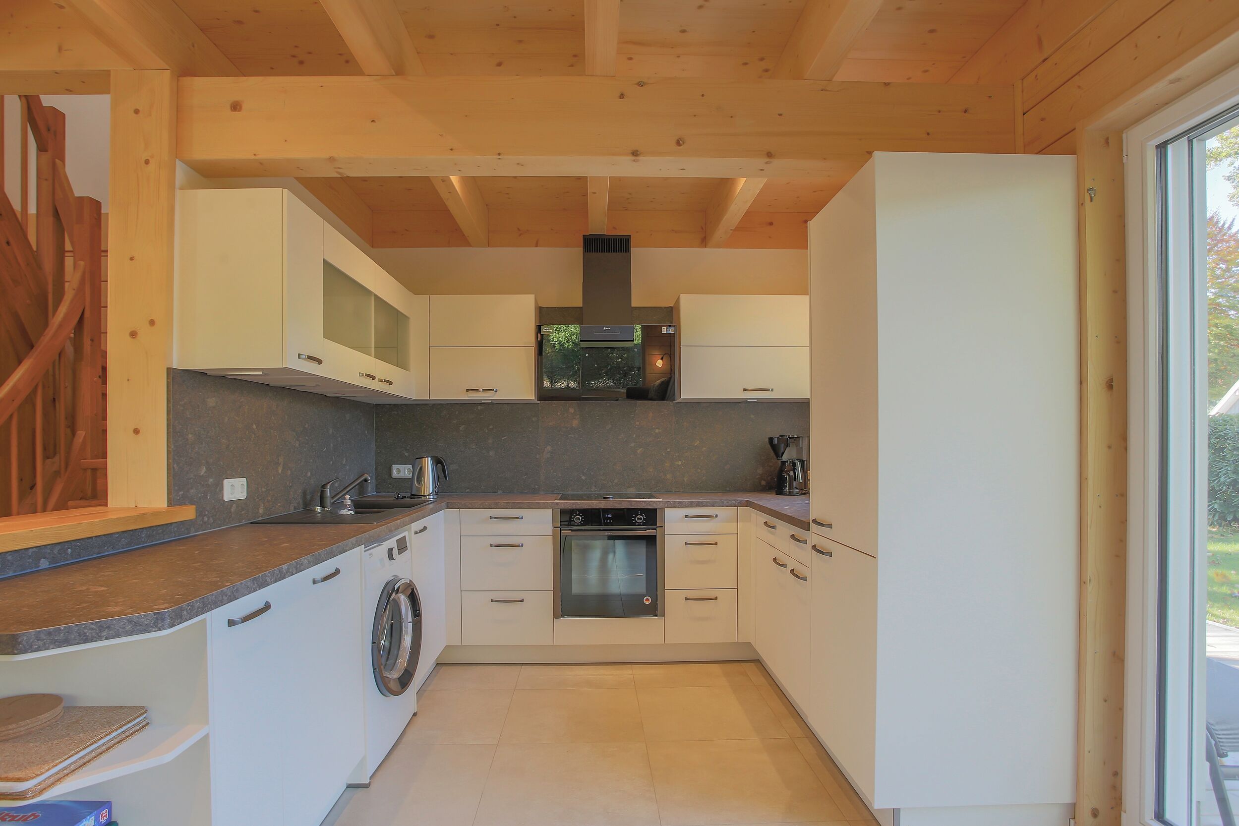 Kjøleskap, ovn, kokeplater og oppvaskmaskin