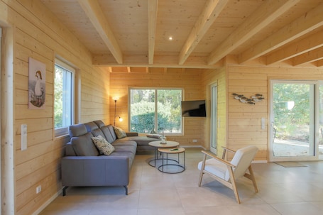 TV. Vacation home "Zum Hafen 21" in Zislow - Relax in style between forest and lake