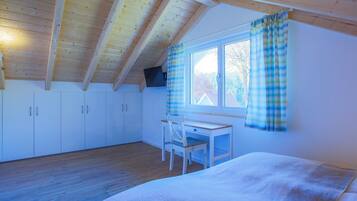 2 makuuhuonetta, työpöytä, silitysrauta/-lauta, ilmainen Wi-Fi