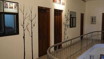 Petit déjeuner complet (120 INR par personne)