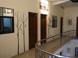 فطور كامل يوميًا بتكلفة قدرها (120 INR للشخص)