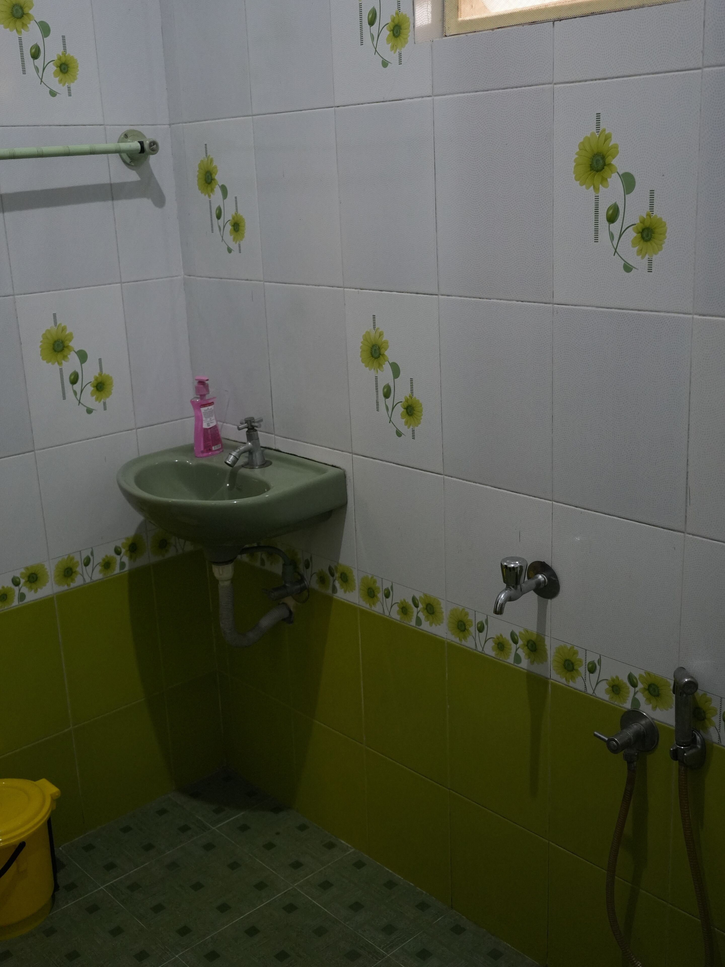 Standard Double Room | Bathroom | Shower, toilet paper