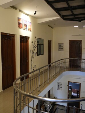 المنشأة من الداخل