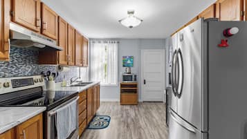 Fridge, microwave, oven, coffee/tea maker