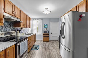 Réfrigérateur, micro-ondes, four, cafetière/bouilloire