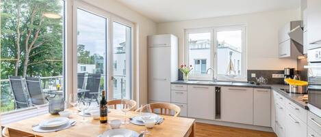 Fridge, oven, stovetop, dishwasher