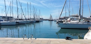 A marina with multiple sailboats docked, a clear sky, and a calm water surface. - Apartment 'Carmen En Santa Pola' with Sea View, Wi-Fi and Air Conditioning (Santa Pola)