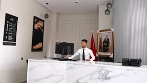 Un mostrador de recepción con encimera de mármol que dice "The MIRELL".