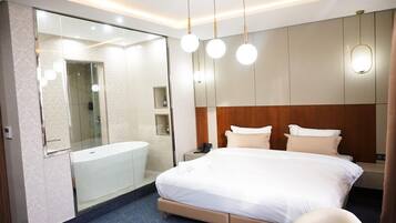 Junior Suite, City View | Peti besi dalam bilik, Wi-fi percuma