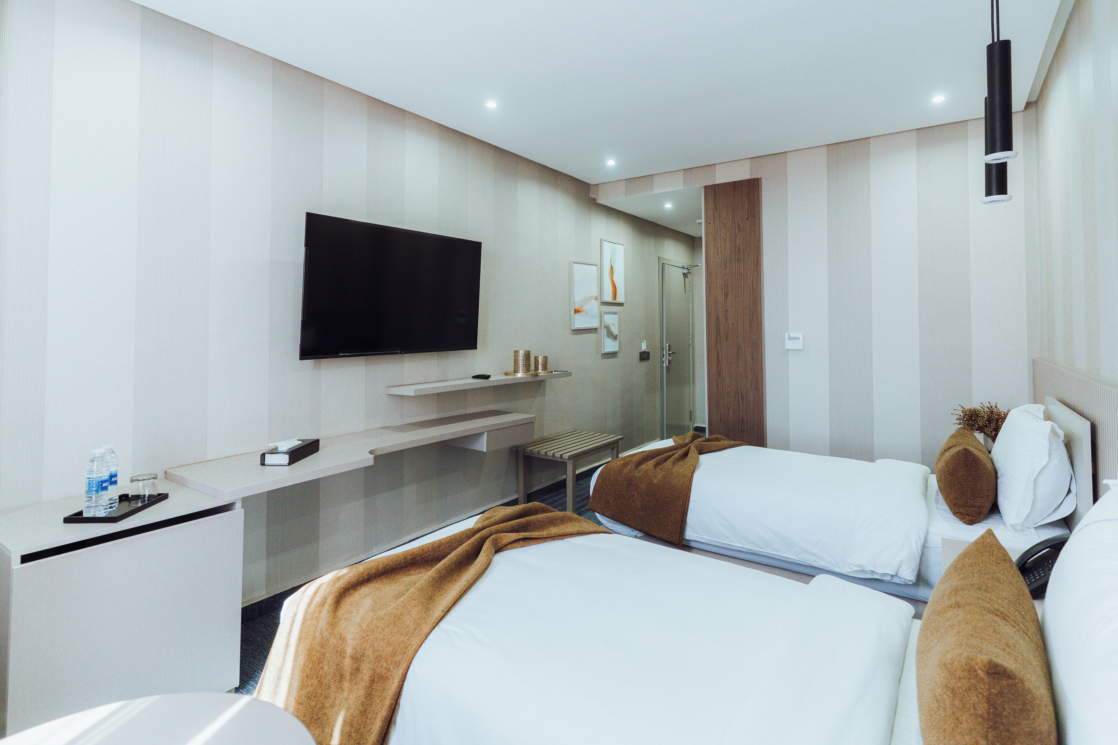 Habitació doble o amb dos llits individuals | Caixa forta a l'habitació, escriptori i wifi gratuïta 