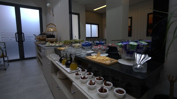 Una mesa de buffet con diversos alimentos y salsas.