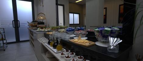 Café da manhã com buffet grátis todos os dias
