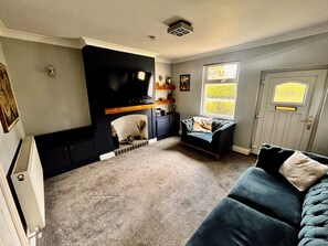 Living area - Gorgeous Cottage in Stoke-on-Trent's "village in the city" - Penkhull (Stoke-on-Trent)