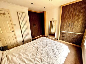 2 bedrooms, iron/ironing board, WiFi, bed sheets - Gorgeous Cottage in Stoke-on-Trent's "village in the city" - Penkhull (Stoke-on-Trent)