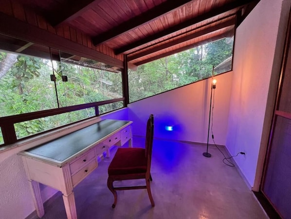 Cortinas blackout, tabla de planchar con plancha y wifi gratis