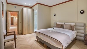 Una camera da letto con un letto, una sedia e un armadio.