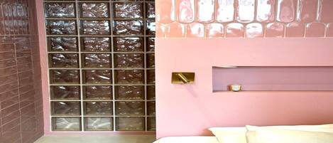 2 sovrum, skrivbord, strykjärn/strykbräda och resesäng