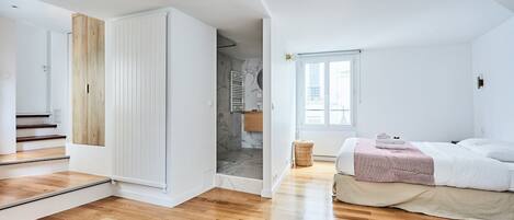 2 bedrooms, desk, iron/ironing board, travel crib