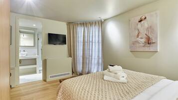 1 sovrum, skrivbord, strykjärn/strykbräda och resesäng