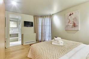 1 sovrum, skrivbord, strykjärn/strykbräda och resesäng