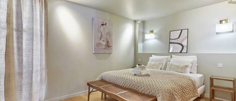 1 多间卧室、办公桌、熨斗/熨衣板、旅行婴儿床