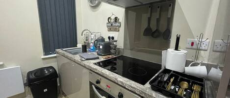 Kjøleskap, mikrobølgeovn, ovn og kokeplater