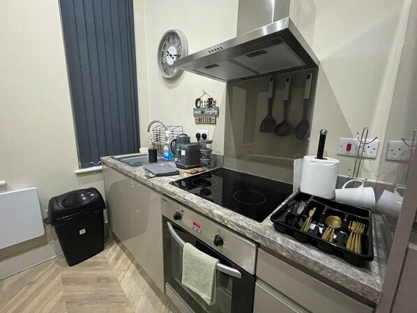 Fridge, microwave, oven, stovetop - City Chic Apartment in Leeds (Leeds)