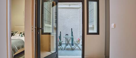 3 slaapkamers, een bureau, een strijkplank/strijkijzer, internet