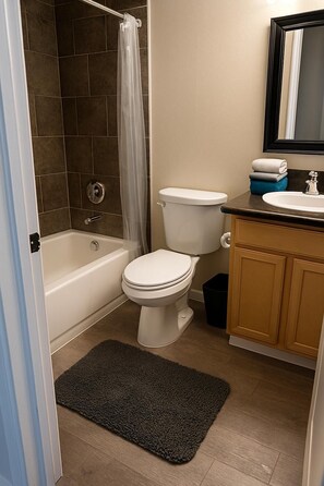 Toalhas de banho, sabonete, papel higiênico