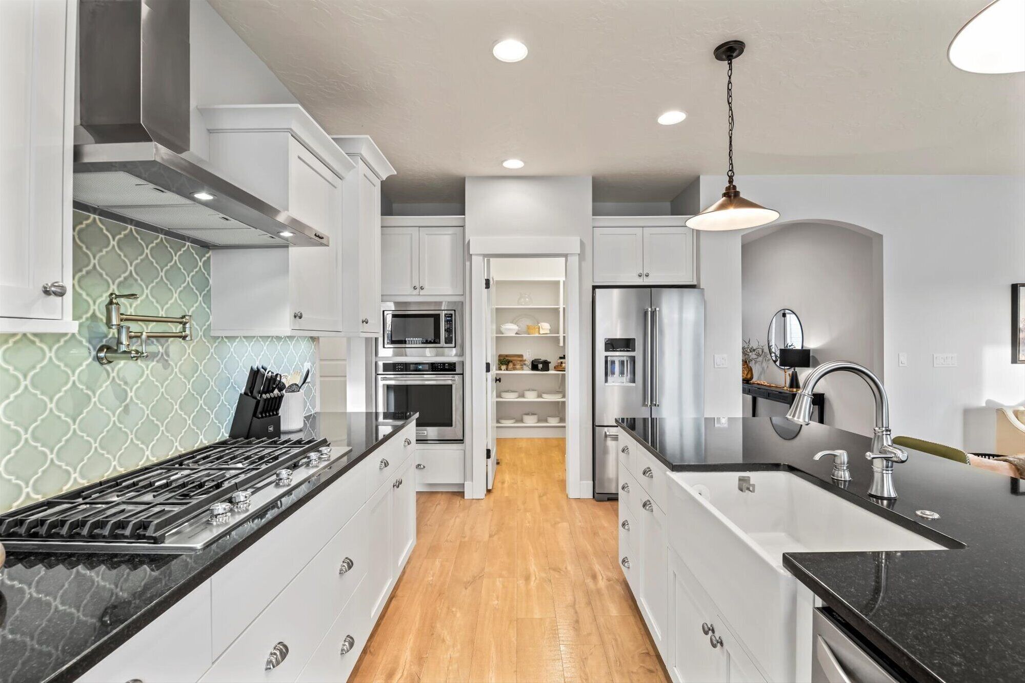 Kylskåp, mikrovågsugn, ugn och spishäll