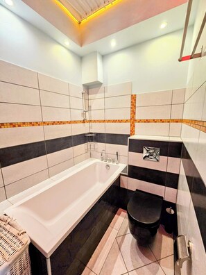 Căn hộ, ban công | Phòng tắm