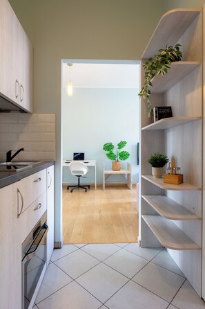 Apartment, Balcony | Dapur peribadi | Pembancuh kopi/teh, cerek elektrik 