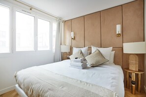 2 slaapkamers, een bureau, een strijkplank/strijkijzer, reisbedje